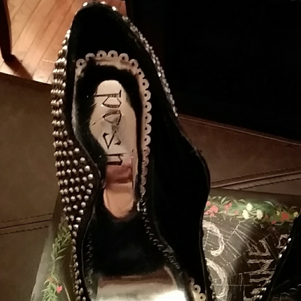 Shoes - Picture 7 of 8